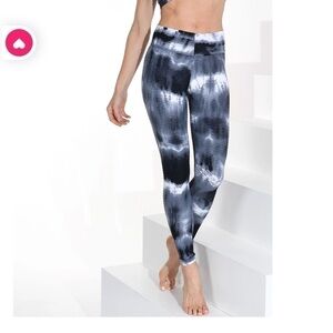 𝅺bbb Booty By Brabands Black & White Tie Dye Honeycomb Texture Leggings OS
